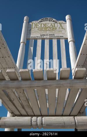 Der größte Rocking-Chair der Welt ist eine lustige Attraktion am Straßenrand in Gulfport, Mississippi. Stockfoto