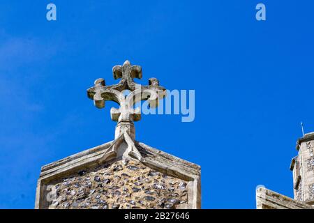 Rosenkreuz vor blauem Himmel auf der St Marys Church in Ware, Hertfordshire, Stockfoto