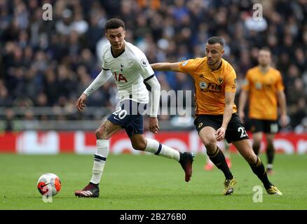 Die Dele Alli (links) von Tottenham Hotspur und der Romain Saiss von Wolverhampton Wanderers kämpfen während des Premier-League-Spiels im Tottenham Hotspur Stadium, London, um den Ball. Stockfoto