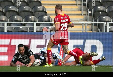 Mahe Fonua vom Hull FC punktet beim Spiel in der Super League im KCOM Stadium, Hull, den ersten Versuch seiner Seite. Stockfoto