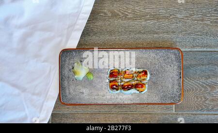 Ein Teller gebratener Süßkartoffel Tempura Sushi Rolle mit eingelegtem Ingwer und Wasabi in einem japanischen Restaurant Stockfoto