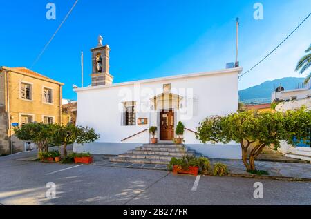 Schöne Kirche in einem Viertel von Neapoli, einer der schönsten Städte Kretas. Stockfoto