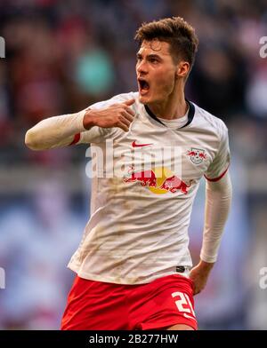 Leipzig, Deutschland. März 2020. Fußball: Bundesliga, RB Leipzig - Bayer 04 Leverkusen, 24. Spieltag, in der Red Bull Arena. Der Leipziger Patrik Schick jubelt nach seinem Tor zum 1:1. Kredit: Robert Michael / dpa-Zentralbild / dpa - WICHTIGER HINWEIS: Gemäß den Vorschriften der DFL Deutsche Fußball Liga und des DFB Deutscher Fußball-Bund ist es untersagt, im Stadion und/oder aus dem fotografierten Spiel in Form von Sequenzbildern und/oder videoähnlichen Fotoserien auszunutzen oder auszunutzen./dpa/Alamy Live News Stockfoto