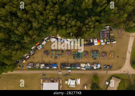 Drohnenfotografie von Imbissständen während des Musikfestivals. Stockfoto