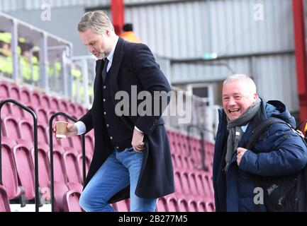 Tynecastle Park .Edinburgh.Scotland, Großbritannien. Februar 2020. William Hill Scottish Cup Tie Hearts vs Rangers L/r TV & Radio pundits .Ehemaliger Hearts Cup Gewinner Kapitän Steven Pressley & Ehemaliger Rangers Manager und Spieler Ally McCoist machen sich auf den Weg in die Broadcasting-Galerie bei Tynecastle Credit: Eric mccowat/Alamy Live News Stockfoto