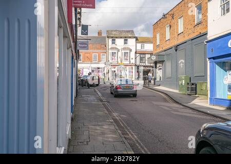 Farnham, Großbritannien - 29. Februar 2020: Stadtzentrum von Farnham und Hinterstraßen in Surrey, Großbritannien. Winter. Stockfoto