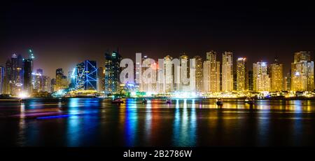 Blick auf Dubai Marina und Jumeirah Beach Residenz Skyline 2019 Stockfoto