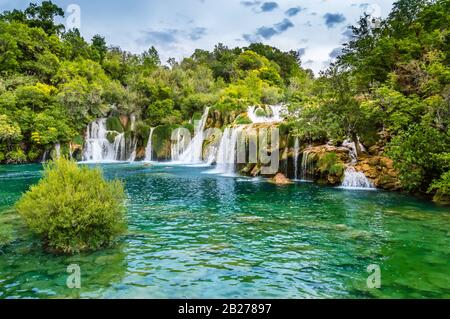 Schöne Krka Wasserfälle im Krka Nationalpark, Kroatien. Skradinski Buk ist der längste Wasserfall am Fluss Krka mit klarem türkisfarbenem Wasser und den Stockfoto