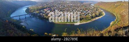 Zaleshchiki Stadt, umgeben von Dniester, - Blick von oben. Stockfoto