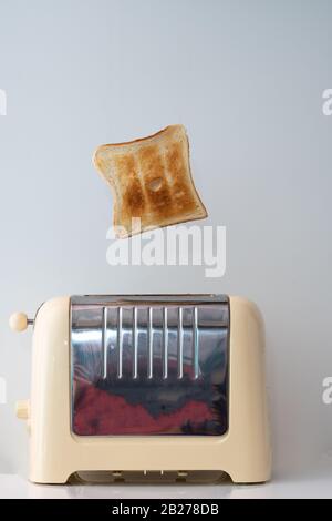 Ein Stück gerösteter Toast schwebt über einem Toaster Stockfoto