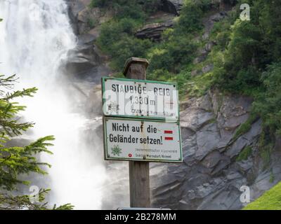 Informationstafel vor den Krimmler Wasserfällen in Österreich Stockfoto