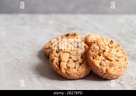 Frisch gebackene Plätzchen auf marmorierter Textur Stockfoto