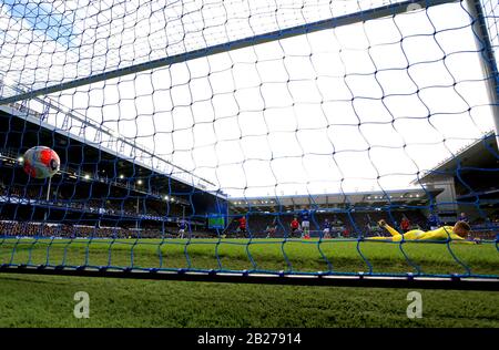 Everton-Torhüter Jordan Pickford (rechts) schafft es nicht, sich zu retten, da der Bruno Fernandes von Manchester United beim Premier League Match im Goodison Park, Liverpool, das erste Tor seiner Seite erzielt. Stockfoto