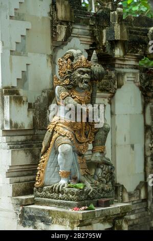 Statue von Hanuman, die einen hindu-tempel bewacht. Bali, Indonesien Stockfoto