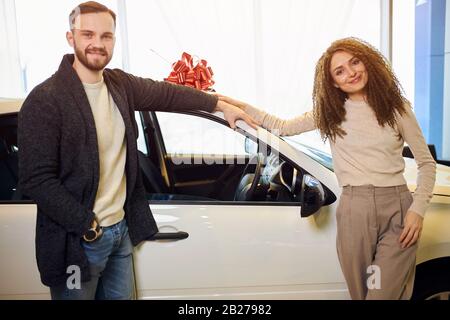 Wir haben die beste Wahl getroffen. Nahaufnahme Foto, kleines Paar hat Schnäppchen gemacht. Leihlos. Positives Gefühl und Emotionen. Autogeschäft, Auto sa Stockfoto