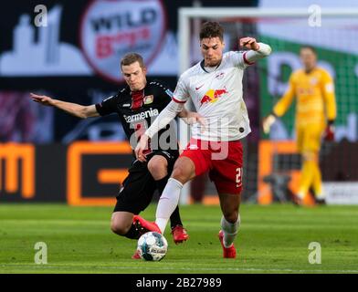 Leipzig, Deutschland. März 2020. Fußball: Bundesliga, RB Leipzig - Bayer 04 Leverkusen, 24. Spieltag, in der Red Bull Arena. Leipziger Patrik Schick (r) gegen Leverkusens Sven Bender. Kredit: Robert Michael / dpa-Zentralbild / dpa - WICHTIGER HINWEIS: Gemäß den Vorschriften der DFL Deutsche Fußball Liga und des DFB Deutscher Fußball-Bund ist es untersagt, im Stadion und/oder aus dem fotografierten Spiel in Form von Sequenzbildern und/oder videoähnlichen Fotoserien auszunutzen oder auszunutzen./dpa/Alamy Live News Stockfoto