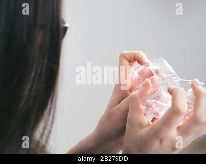 Brünette Teen Girl Squashing Plastikflasche Closeup Stockfoto