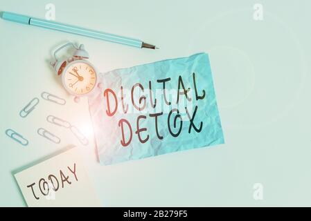 Handschriftlich Text Schreiben Digital Detox. Konzeptionelle Fotozeit während einer Vorführung stoppt die Verwendung von Gadgets Wecker Clips Notepad blan Stockfoto