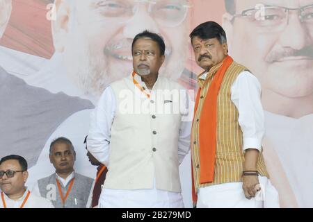 Kolkata, Indien. März 2020. BJP-Nationalsekretär Kailash Vijayvargiya spricht Mukul Roy während der öffentlichen Sitzung des Amit Shah in Saheed Minar Ground an. (Foto von Ved Prakash/Pacific Press/Sipa USA) Credit: SIPA USA/Alamy Live News Stockfoto