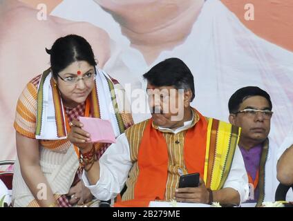 Kolkata, Indien. März 2020. BJP-Nationalsekretär Kailash Vijayvargiya spricht mit dem Parlamentslocket Chatterjee während der öffentlichen Sitzung des Amit Shah auf dem Saheed Minar Ground. (Foto von Ved Prakash/Pacific Press/Sipa USA) Credit: SIPA USA/Alamy Live News Stockfoto