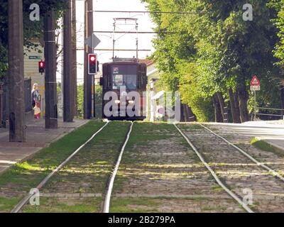 Liepaja, LETTLAND - 17. SEPTEMBER: Liepaja ist eine Stadt im Westen Lettlands, die an der Ostsee liegt. Blick auf die Stadt, Stadtbild mit Straßenbahn Stockfoto