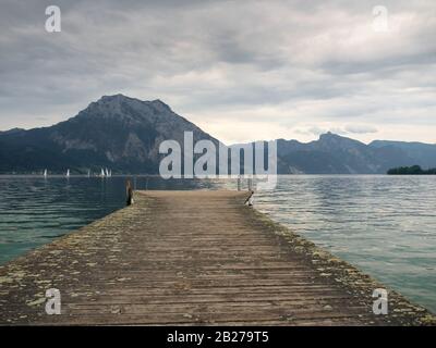 Pier am Traunsee in Altmünster an einem bewölkten Tag, Österreich Stockfoto