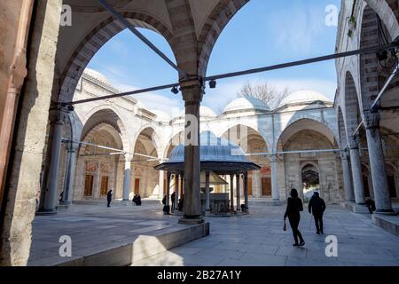 Istanbul/Türkei   19.01.2017: Blick auf Sehzade-Moschee, Fatih, Istanbul, Türkei.der Ablutionsbrunnen im Innenhof der Sehzade-Moschee, Istanbul Stockfoto