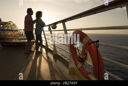 Coco Cay, Bahama-Inseln. Februar 2020. Gäste im Oasis of the Seas während der Kruse auf den Bahamas im Februar. Gäste, die vor kurzem China besucht hatten, durften nicht an Bord des Schiffes. Viele Reisende verzögern oder stornieren bereits geplante Kreuzfahrtausflüge, da einige Schiffe aus Angst vor dem globalen Ausbruch des Coronavirus von den Häfen abgewendet werden. Abgebildet: Ein Paar, das einen romantischen Sonnenuntergang auf der obersten Terrasse genießt. Credit: Robin Rayne/ZUMA Wire/Alamy Live News Stockfoto