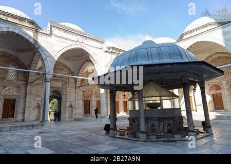 Istanbul/Türkei   19.01.2017: Blick auf Sehzade-Moschee, Fatih, Istanbul, Türkei.der Ablutionsbrunnen im Innenhof der Sehzade-Moschee, Istanbul Stockfoto