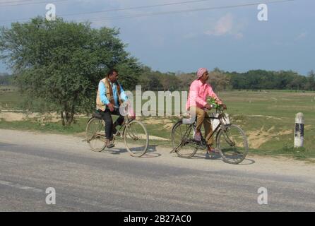 Im ländlichen Nepalis fahren Männer mit dem Fahrrad in weit entfernte Städte, um dort zu arbeiten, Rohini Rural Area, Rupandehi, Nepal. Stockfoto