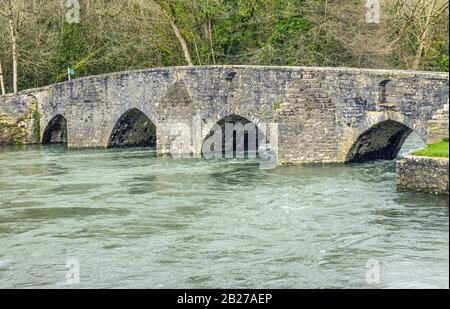 Die Tauchbrücke Merthyr Mawr, auf der Schafe durch die Löcher auf der Seite der Brücke in den Fluss Ogmore "abgeplatzt" wurden, um Insekten usw. zu entfernen Stockfoto