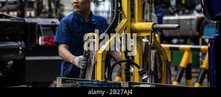 Arbeiter in der Maschinenfabrik in China. Stockfoto