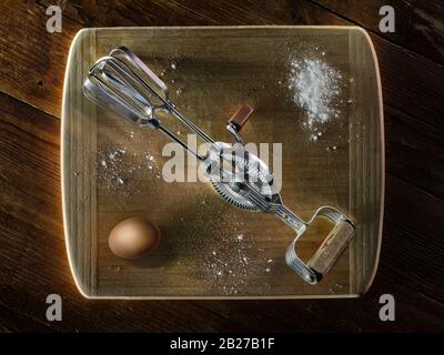 Künstlerische Stillleben von Handmixer und Ei Stockfoto