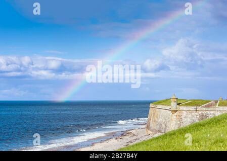 Rainbow Over Fort George, Schottland - Fort George ist eine große Festung aus dem 18. Jahrhundert in der Nähe von Ardersier im Nordosten von Inverness Stockfoto