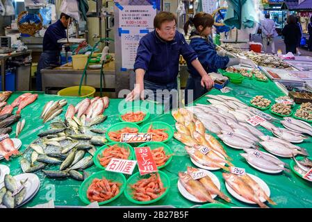 Kanazawa, Japan - 14. April 2014: Ein Fischhändler auf dem Omicho-Markt. Omicho Ichiba ist seit der Edo-Zeit der größte Markt für frische Lebensmittel in Kanazawa. Stockfoto