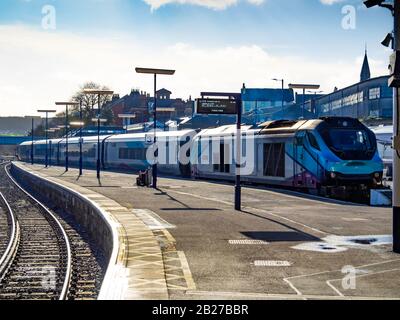 Ein Zug des Trans Pennine Express, der in der Scarborough Station North Yorkshire steht und sich auf einen Überlandlauf nach Liverpool vorbereitet Stockfoto