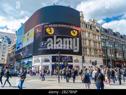 Die meistbefahrene Straßenkreuzung Piccadilly Circus in London Großbritannien. Stockfoto