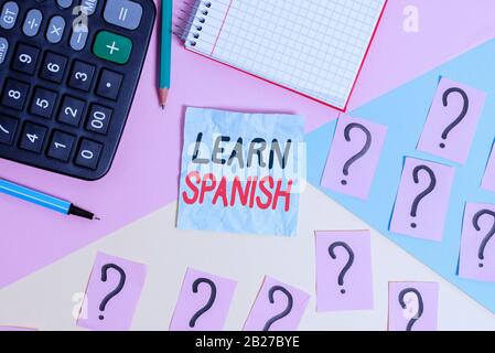 Schreiben Sie einen Hinweis, um Spanisch Zu Lernen. Geschäftskonzept zum Erwerb oder Erwerb von Sprachkenntnissen und Schreiben spanischer Mathematikstuff und Schreibgeräte Stockfoto