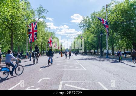Britische Flaggen hängen in London, Großbritannien, um die Straße herum Stockfoto