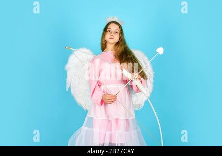 Valentinstag Engel. Amour. Gott der Liebe. 14. Februar: Valentinstag und Rabatt. Cupid schießen mit Schleife. Pfeil der Liebe. Kleines Engelsmädchen mit Flügeln und Halo. Cupid wirft Pfeil mit Schleife. Stockfoto