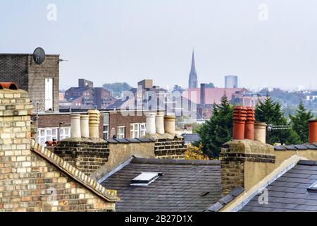 Blick über die Dächer von Wohnhäusern im Norden Londons, Großbritannien Stockfoto