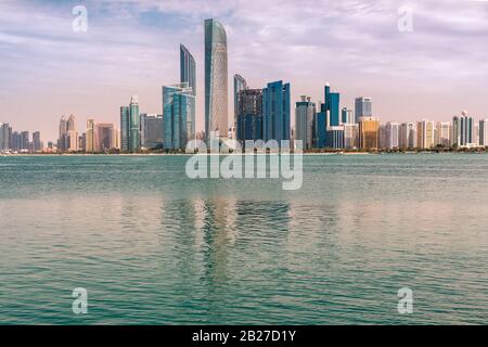 Abu dhabi Skyline Sonnenuntergang Meerblick Stockfoto