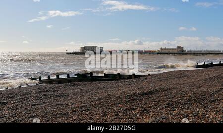 Worthing Pier an einem sehr kalten und windigen Februar Morgen. Stockfoto