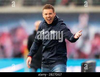 Leipzig, Deutschland. März 2020. Fußball: Bundesliga, RB Leipzig - Bayer 04 Leverkusen, 24. Spieltag, in der Red Bull Arena. Leipziger Trainer Julian Nagelsmann gestikulierte. Kredit: Robert Michael / dpa-Zentralbild / dpa - WICHTIGER HINWEIS: Gemäß den Vorschriften der DFL Deutsche Fußball Liga und des DFB Deutscher Fußball-Bund ist es untersagt, im Stadion und/oder aus dem fotografierten Spiel in Form von Sequenzbildern und/oder videoähnlichen Fotoserien auszunutzen oder auszunutzen./dpa/Alamy Live News Stockfoto