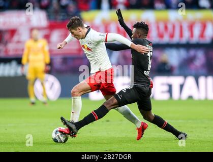 Leipzig, Deutschland. März 2020. Fußball: Bundesliga, 24. Spieltag, RB Leipzig - Bayer Leverkusen in der Red Bull Arena Leipzig. Leipziger Patrik Schick wird von Leverkusens Edmond Tapsoba (r) belästigt. Kredit: Jan Woitas / dpa-Zentralbild / dpa - WICHTIGER HINWEIS: Gemäß den Vorschriften der DFL Deutsche Fußball Liga und des DFB Deutscher Fußball-Bund ist es untersagt, im Stadion und/oder aus dem fotografierten Spiel in Form von Sequenzbildern und/oder videoähnlichen Fotoserien auszunutzen oder auszunutzen./dpa/Alamy Live News Stockfoto