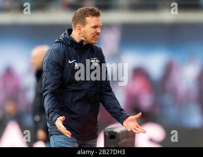 Leipzig, Deutschland. März 2020. Fußball: Bundesliga, RB Leipzig - Bayer 04 Leverkusen, 24. Spieltag, in der Red Bull Arena. Leipziger Trainer Julian Nagelsmann gestikulierte. Kredit: Robert Michael / dpa-Zentralbild / dpa - WICHTIGER HINWEIS: Gemäß den Vorschriften der DFL Deutsche Fußball Liga und des DFB Deutscher Fußball-Bund ist es untersagt, im Stadion und/oder aus dem fotografierten Spiel in Form von Sequenzbildern und/oder videoähnlichen Fotoserien auszunutzen oder auszunutzen./dpa/Alamy Live News Stockfoto