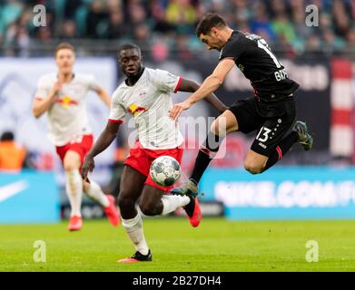 Leipzig, Deutschland. März 2020. Fußball: Bundesliga, RB Leipzig - Bayer 04 Leverkusen, 24. Spieltag, in der Red Bull Arena. Leipzig Dayot Upamecano (l) gegen Leverkusens Lucas Alario. Kredit: Robert Michael / dpa-Zentralbild / dpa - WICHTIGER HINWEIS: Gemäß den Vorschriften der DFL Deutsche Fußball Liga und des DFB Deutscher Fußball-Bund ist es untersagt, im Stadion und/oder aus dem fotografierten Spiel in Form von Sequenzbildern und/oder videoähnlichen Fotoserien auszunutzen oder auszunutzen./dpa/Alamy Live News Stockfoto