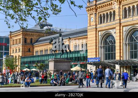 Reitstandbild, König Ernst August I., Hauptbahnhof, Ernst-August-Platz, Hannover, Niedersachsen, Deutschland Stockfoto