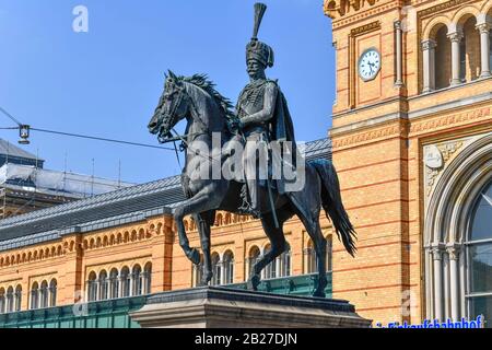 Reitstandbild, König Ernst August I., Hauptbahnhof, Ernst-August-Platz, Hannover, Niedersachsen, Deutschland Stockfoto