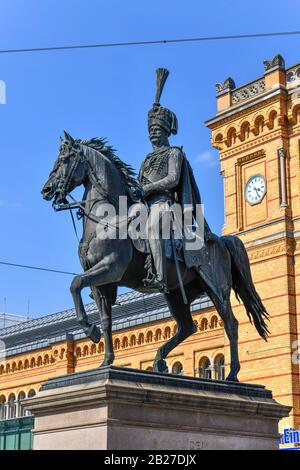 Reitstandbild, König Ernst August I., Hauptbahnhof, Ernst-August-Platz, Hannover, Niedersachsen, Deutschland Stockfoto